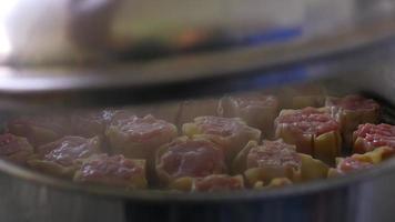 Koch macht Dim Sum aus Schweinefleisch video