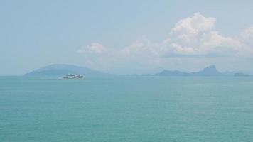 helder uitzicht op zee met de bergen en de blauwe lucht van samui thailand, geschoten vanaf een grote reisboot video