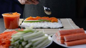 chef préparant un rouleau de sushi - personnes avec plat préféré concept de cuisine japonaise video