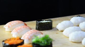 femme préparant des sushis - personnes avec plat préféré concept de cuisine japonaise