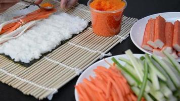 koch, der sushirolle zubereitet - leute mit lieblingsgericht japanisches lebensmittelkonzept video