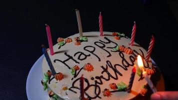 la signora ha acceso le candele della torta di compleanno sul tavolo