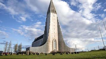 iglesia hallgrimskirkja en reykjavik. Timelapse de la ciudad de Islandia en 4k. iglesia luterana hallgrimskirkja. estatua de leif eriksson.