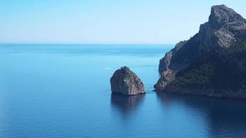 turistas haciendo turismo en la plataforma de observación en los acantilados rocosos. hombres y mujeres explorando la isla de mallorca durante las vacaciones de verano. vista panorámica de las montañas en la isla de palma de mallorca. video