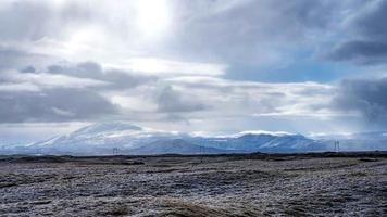 timelapse de poderosas montañas y volcanes en islandia con nubes sobre ellos. hermosa naturaleza de islandia. video