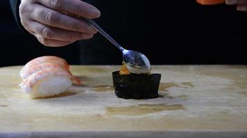 frau, die sushi zubereitet - leute mit lieblingsgericht japanisches lebensmittelkonzept video