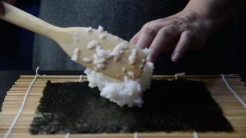 chef che prepara sushi roll - persone con piatto preferito concetto di cibo giapponese