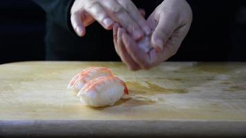 femme préparant des sushis - personnes avec plat préféré concept de cuisine japonaise video