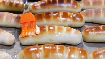 la signora sta preparando il concetto di panetteria casalinga del pane tostato di hot dog video