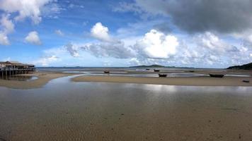 praia do mar com céu azul e timelapse de nuvem branca em movimento de rayong tailândia video