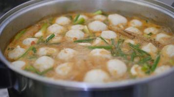Nahaufnahme der Zubereitung oder des Kochens traditioneller thailändischer Speisen in der Küche - thailändisches Lebensmittelherstellungsprozesskonzept video