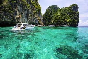 krabi, tailandia -playa de la bahía de maya en la isla de phi phi ley limpias playas de arena blanca y mar verde esmeralda. foto