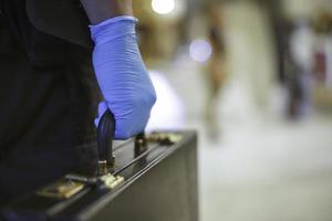 guantes azules del científico forense en la escena del crimen para recolectar evidencia.enfoque suave.efecto de enfoque superficial. foto