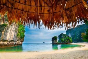 krabi, tailandia -playa de la bahía de maya en la isla de phi phi ley limpias playas de arena blanca y mar verde esmeralda. foto