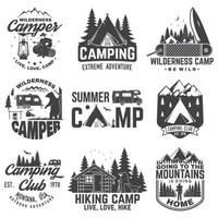 campamento de verano. ilustración vectorial concepto para camisa o parche, estampado, sello. diseño de tipografía vintage con remolque rv, tienda de campaña, fogata, oso, hombre con guitarra y silueta forestal. vector