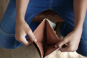 Man hand open an empty wallet with copy space. 5714306 Stock Photo at  Vecteezy