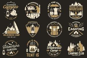 campamento de verano. vector. concepto para camisa o parche, estampado, sello. diseño de tipografía vintage con remolque rv, tienda de campaña, fogata, oso, cafetera, navaja de bolsillo y silueta forestal. vector