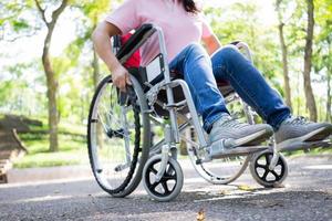 imagen de una mujer asiática de mediana edad sentada en silla de ruedas foto