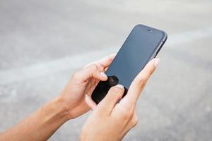 las manos de una niña hablando en un teléfono inteligente. foto