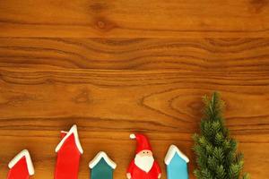 elementos de decoración navideña sobre fondo de madera y espacio en blanco. foto