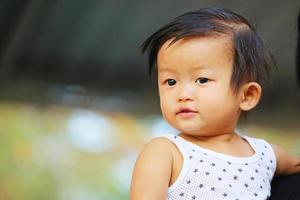retrato de bebé asiático en temporada de verano. foto