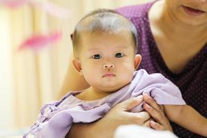 bebé asiático en el hospital con su madre. niño enfermo con su madre en el hospital foto