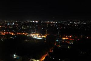 luz de la ciudad por la noche desde la vista superior. foto