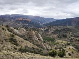 paisaje de montaña en una tarde nublada de otoño foto