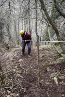 joven descendiendo en rappel foto