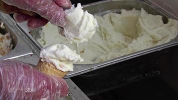 Eisdiele bestellte frisches echtes weißes Eistüten-Streetfood video