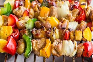 brochetas caseras de pollo con pimientos y cebollas foto