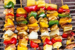 carne a la parrilla con verduras para una fiesta familiar de barbacoa foto