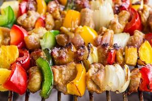 brochetas caseras de pollo con pimientos y cebollas foto