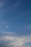 cielo azul con nubes closeup foto