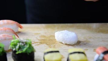 frau, die sushi zubereitet - leute mit lieblingsgericht japanisches lebensmittelkonzept