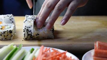 kock som förbereder sushirulle - människor med favoriträtt japansk matkoncept video
