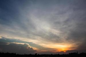 hermoso cielo al amanecer. composición de la naturaleza foto