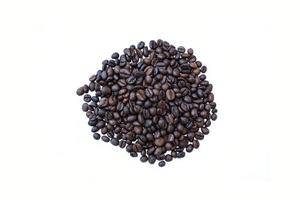 granos de café aislados en el fondo blanco foto