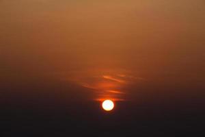 punto de vista de la salida del sol a la montaña de la col, pho tab berg, tailandia foto