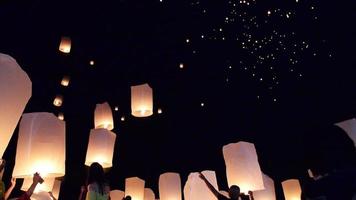 lanternas flutuantes ou balões de ar quente durante o festival loy krathong em chiang mai tailândia - atividade do festival turístico favorito local do conceito de região do norte da tailândia video