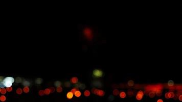 sfocatura bokeh colorato di petardo nella notte del cielo scuro - concetto di metraggio di sfondo bokeh di notte video