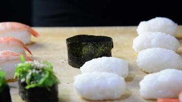 mulher preparando sushi - pessoas com conceito de comida japonesa de prato favorito video