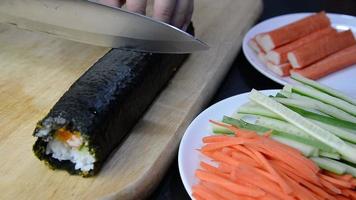 chef préparant un rouleau de sushi - personnes avec plat préféré concept de cuisine japonaise video