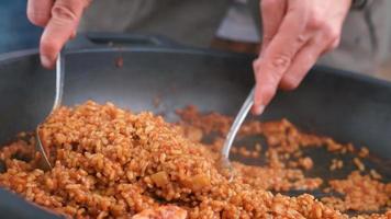 buik van man met eten met vork en lepel. gezonde risotto in plaat bij restaurant. close-up van mannelijke genieten van maaltijd in het hotel. video