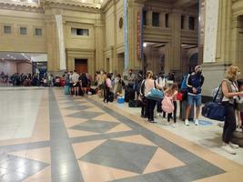 Buenos Aires, Argentina. 2022. fila de espera para los trenes en retiro foto