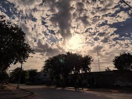 puesta de sol y nubes sobre la ciudad foto