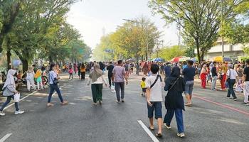 sukoharjo - 17 de mayo de 2022 - calles concurridas llenas de peatones durante las vacaciones foto