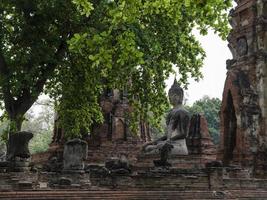 Meditación antigua estatua de Buda con templo en ruinas foto