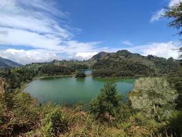 tour del lago color del lago en dieng, java central foto