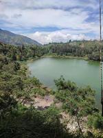 tour del lago color del lago en dieng, java central foto